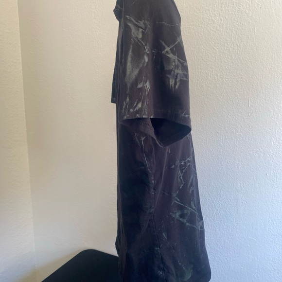 Vintage Y2K Men’s Guess Affliction Style V Neck Shirt MED Black Silver Pattern - Picture 3 of 9